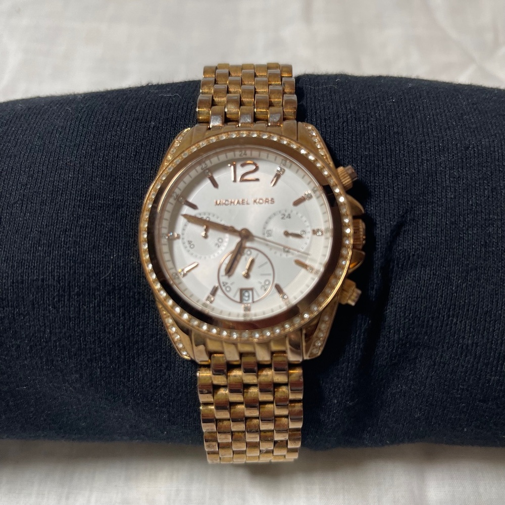 Michael Kors Designer watch. Crystal accents Stainless Steel. Round